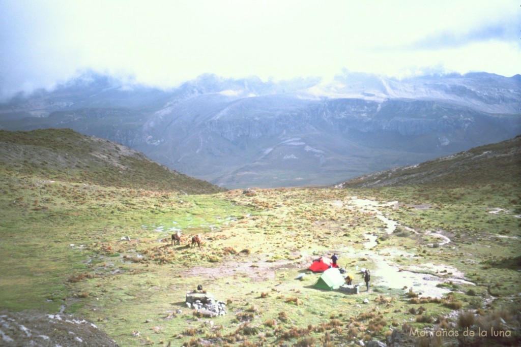 Campo base del Carihuayrazo, 4.300 mts. aproximadamente, con las laderas del Chimborazo detrás